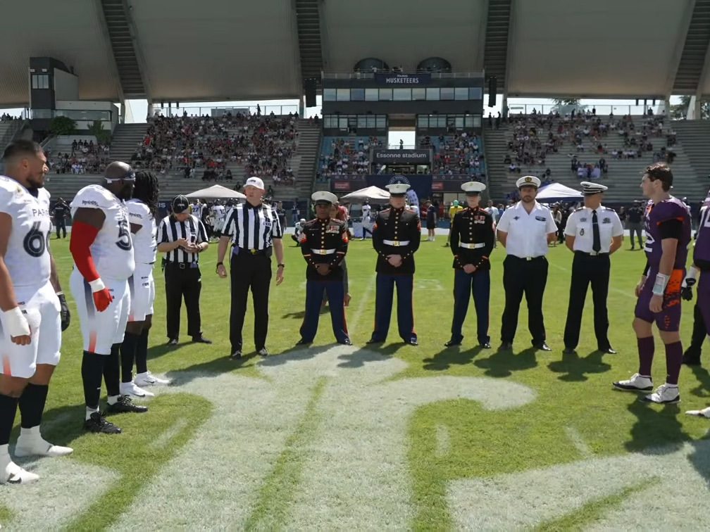 Coin toss des Paris Musketeers avec des Marines américains